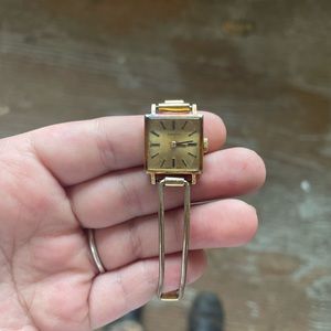 Authentic Zenith • Vintage Ladies Petite Wristwatch